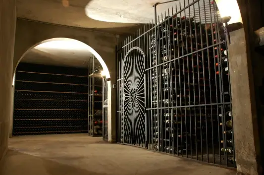 Caveau souterrain, conservation des millésimes du vignoble bordelais, Domaines Pedro