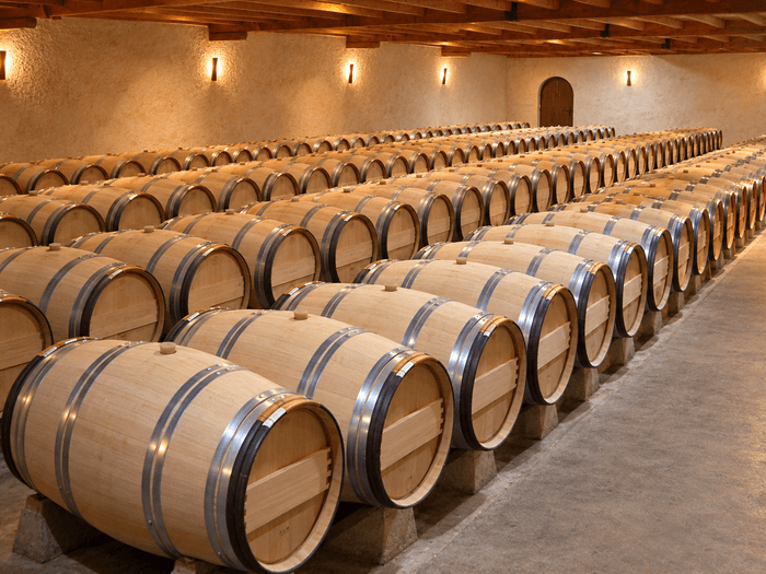 Rangées de barriques en chêne dans un chai à vin